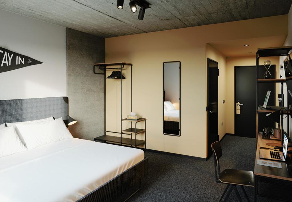 格拉斯哥The Social Hub Glasgow的配有一张床和一张书桌的酒店客房