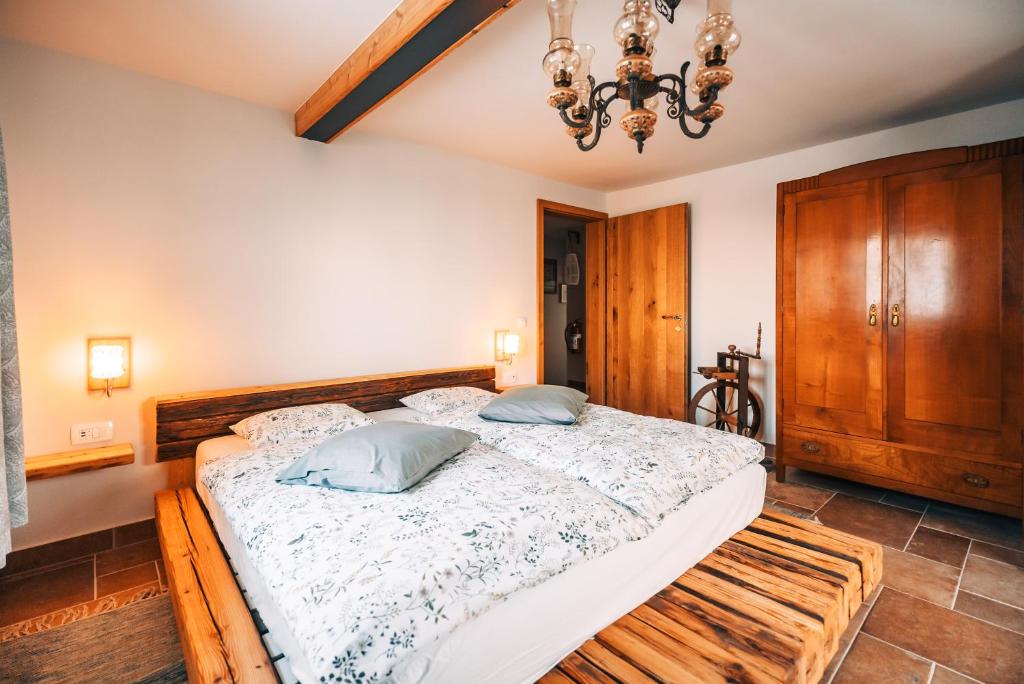 Šmartno v Rožni DoliniPosest Kunigunda的一间卧室配有一张大床和一个吊灯。