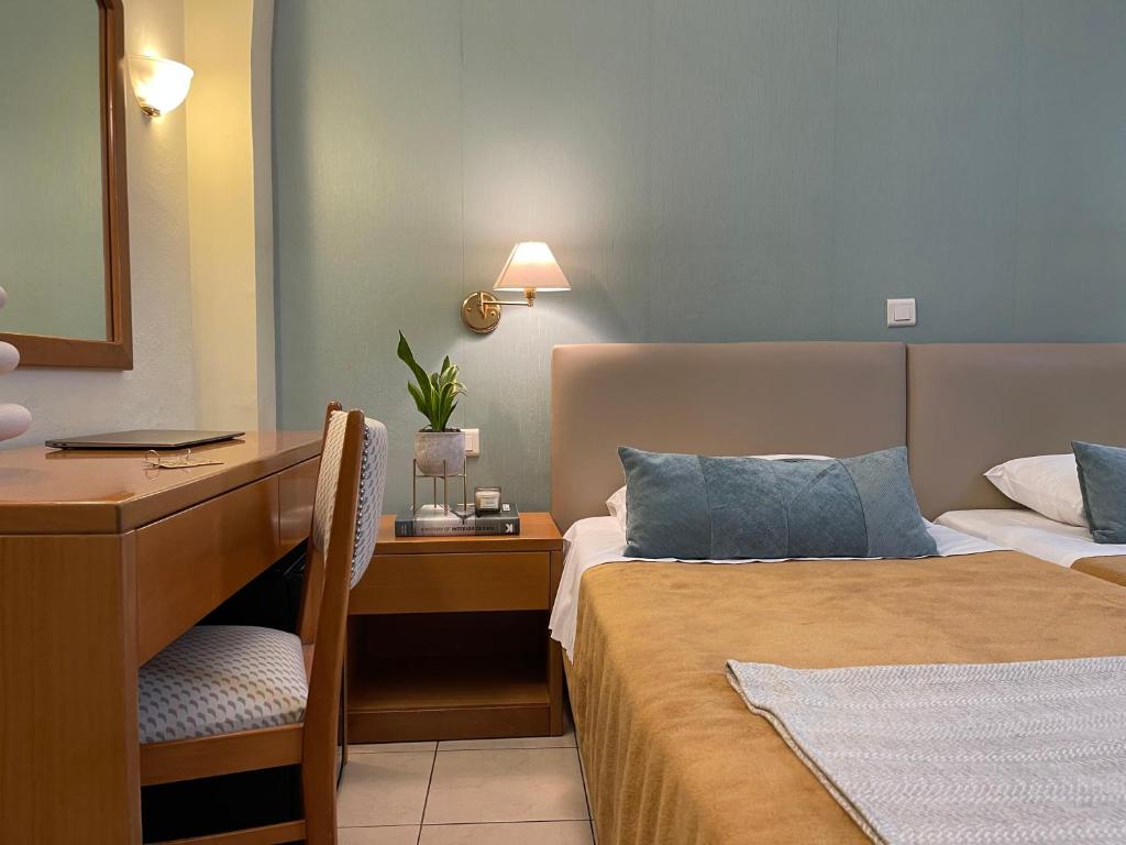 海若克利欧格列柯酒店 的酒店客房配有两张床和一张书桌
