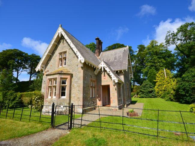 Kilmartin2 Bed in Lochgilphead AG577的一座前方有栅栏的老房子