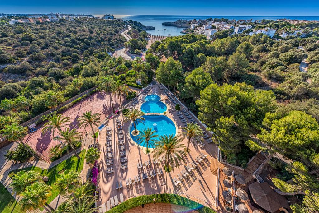 克罗姆港Grupotel Club Cala Marsal的享有带游泳池的度假村的空中景致