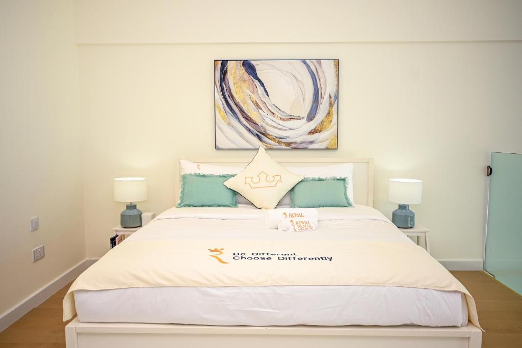 阿布扎比1BR Loft Soul Beach Escape - Mamsha Al Saadiyat的一间卧室配有一张带两盏灯的大型白色床。