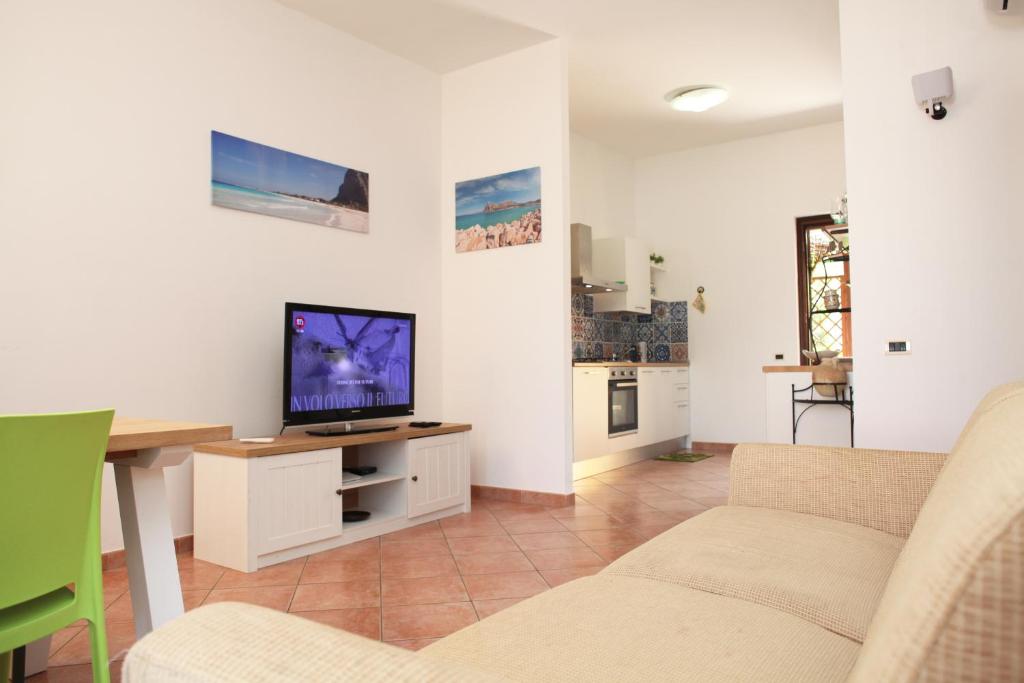 圣维托罗卡波Acquamarina32的客厅配有沙发和桌子上的电视