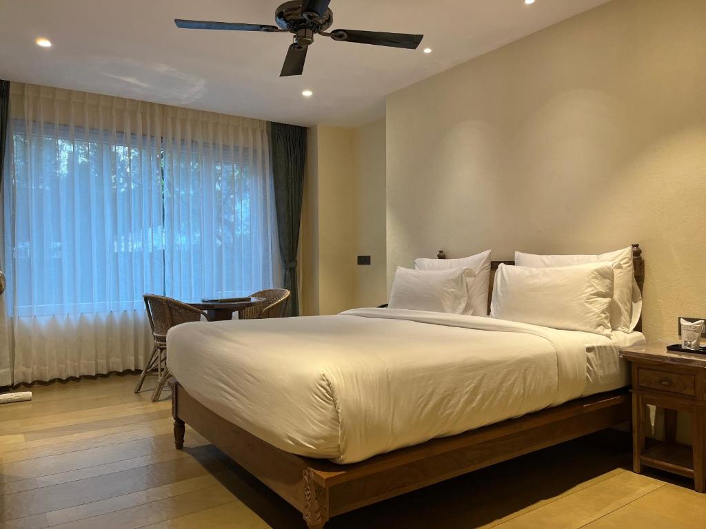苏拉特贝尔维尤经济旅馆的一间卧室设有一张大床和一个窗户。