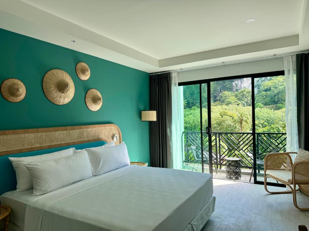 奥南海滩Keereen Resort - Ao Nang Krabi的一间卧室配有一张蓝色墙壁的床