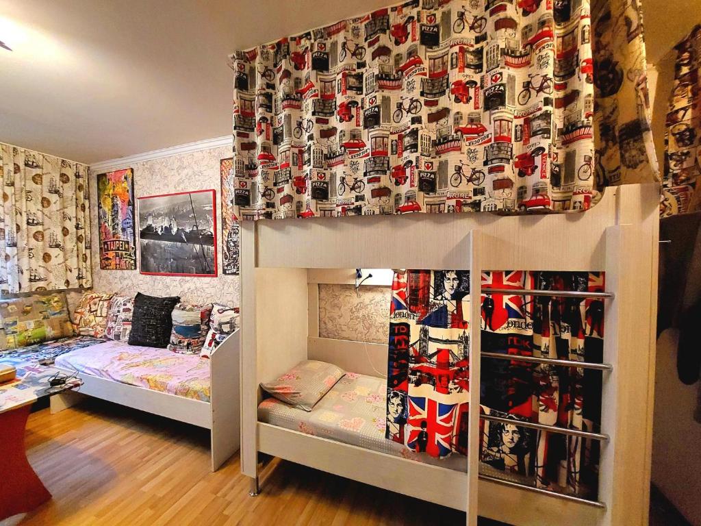 基希讷乌Hostel Amazing Ionika CenterCity的一间卧室配有一张双层床和一张双层床。