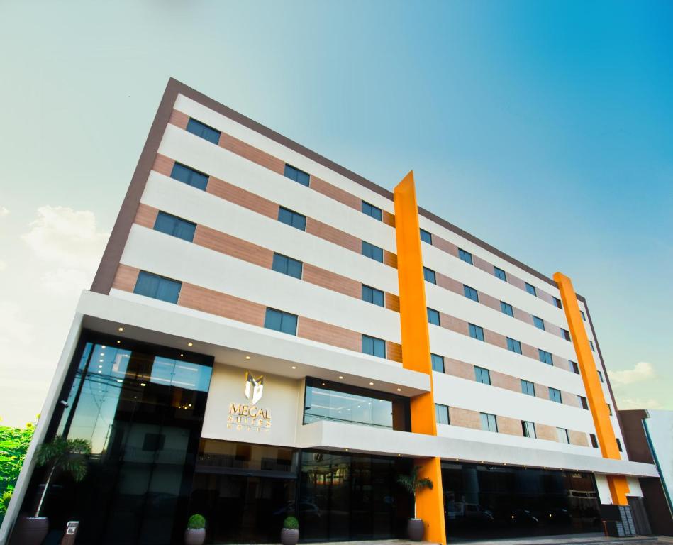埃斯特城Megal Suites Hotel的前面有橙色柱子的建筑