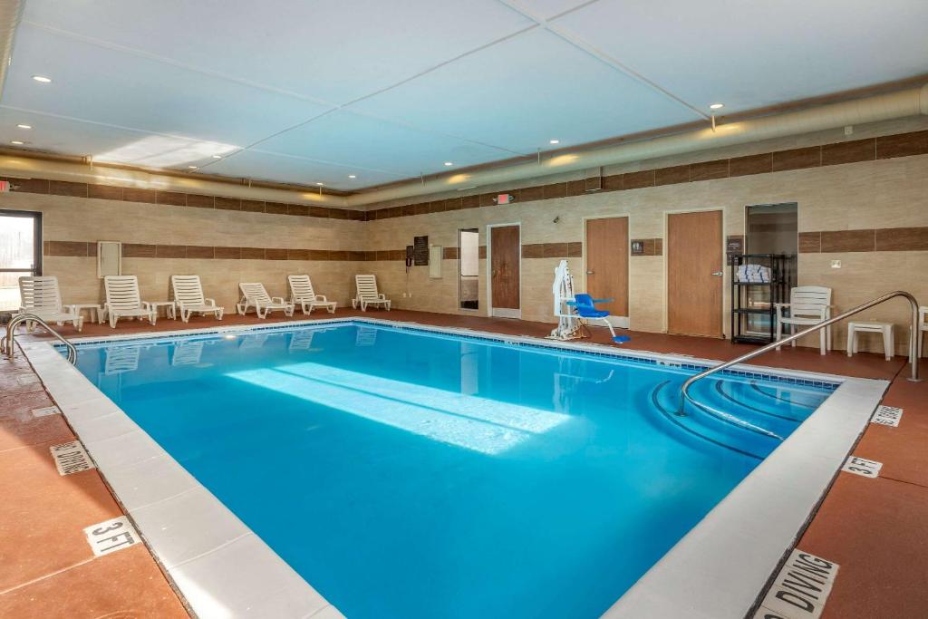 奥本希尔斯Comfort Suites Auburn Hills-Detroit的在酒店房间的一个大型游泳池
