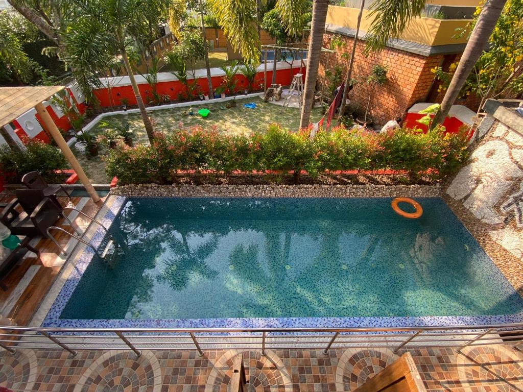 莱查克Raichak 3BHK 28ft pool Villa的享有种植了植物的游泳池的顶部景致