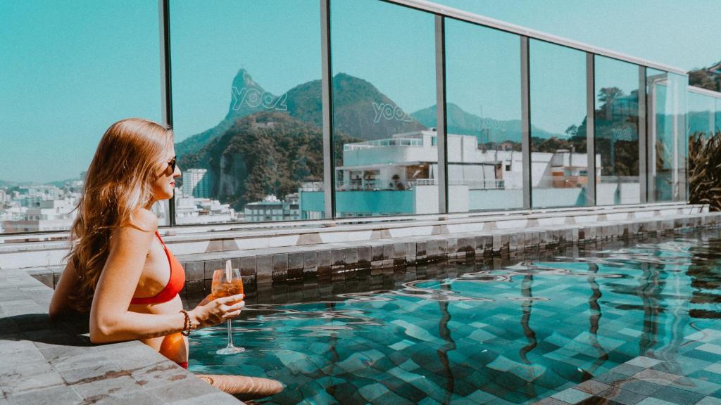 里约热内卢优2里约热内卢因特西迪酒店的坐在游泳池旁的红比基尼的女人