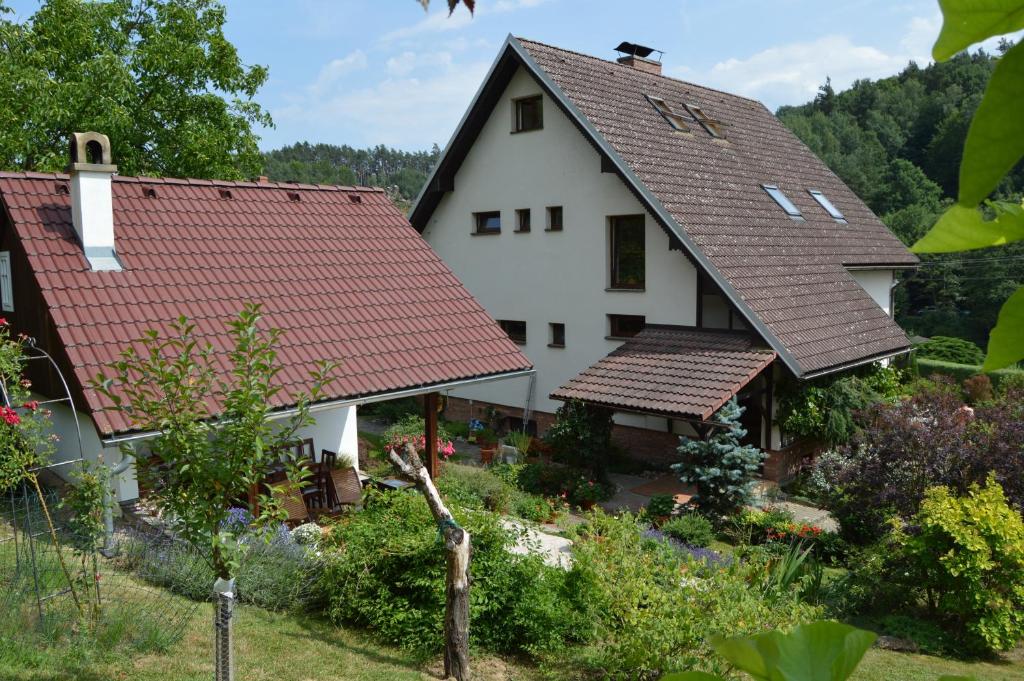 图尔诺夫克鲁姆拉吉公寓的白色的房子,有红色的屋顶和花园