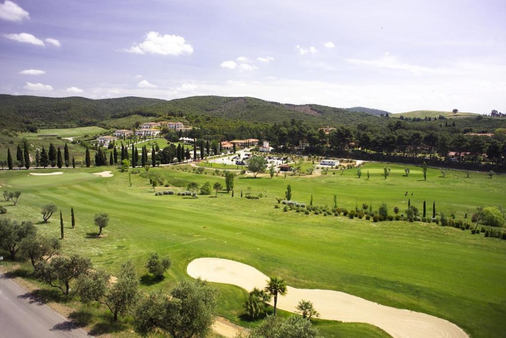 加沃拉诺Il Pelagone Hotel & Golf Resort Toscana的高尔夫球场空中景观