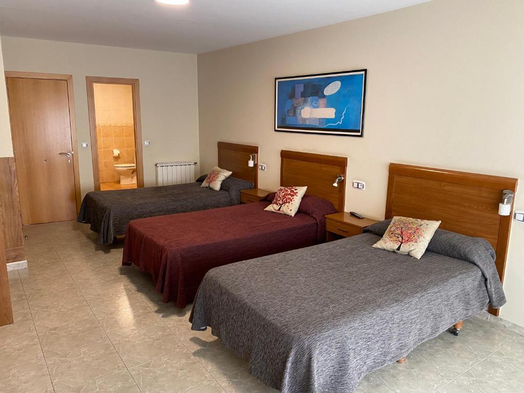 萨里亚dpCristal的一间酒店客房,房间内设有两张床