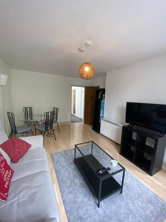 伦敦Remarkable 1-Bed Apartment in Putney Village的客厅配有白色的沙发和桌子