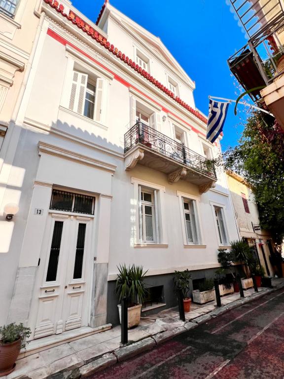 雅典Athenian Getaway Villa in Plaka with Acropolis View by Athenian Homes的街道上带阳台的白色建筑