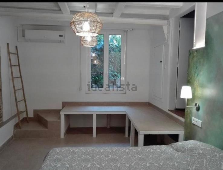 巴塞罗那LINDA HABITACION PRIVADA的客厅配有桌子和窗户