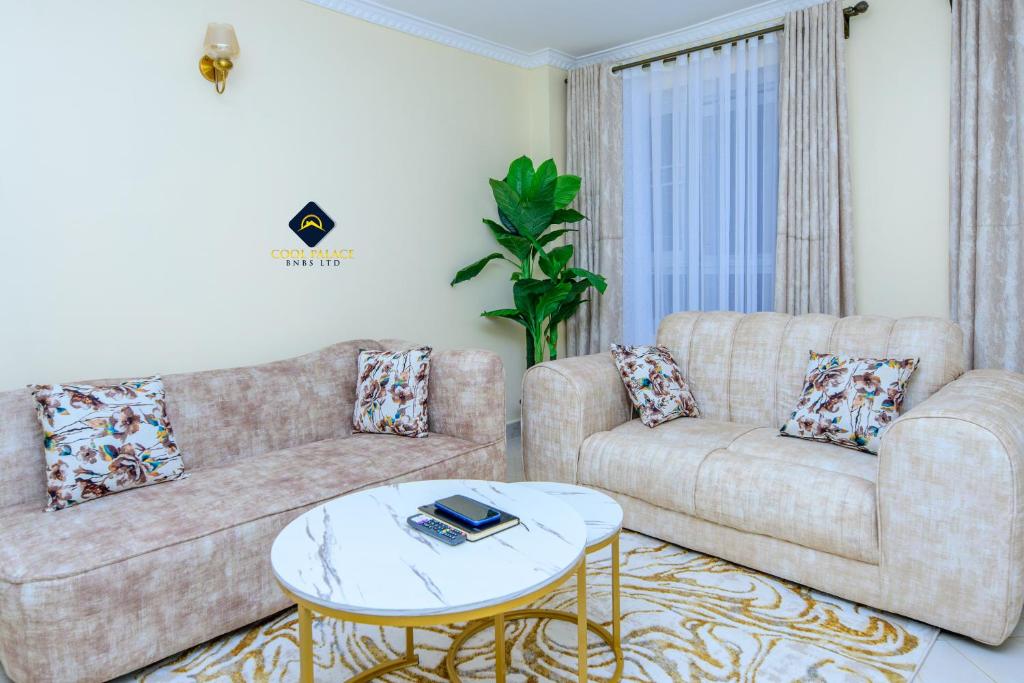 内罗毕Jalde Heights, Limuru Road, 178, Nairobi City, Nairobi, Kenya的客厅配有两张沙发和一张桌子