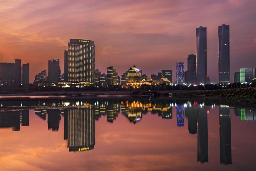 南昌南昌香格里拉的城市天际线,夜晚有水