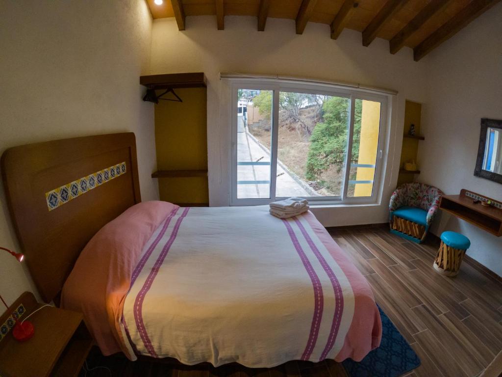 瓜纳华托La Cañada的一间卧室设有一张大床和一个大窗户