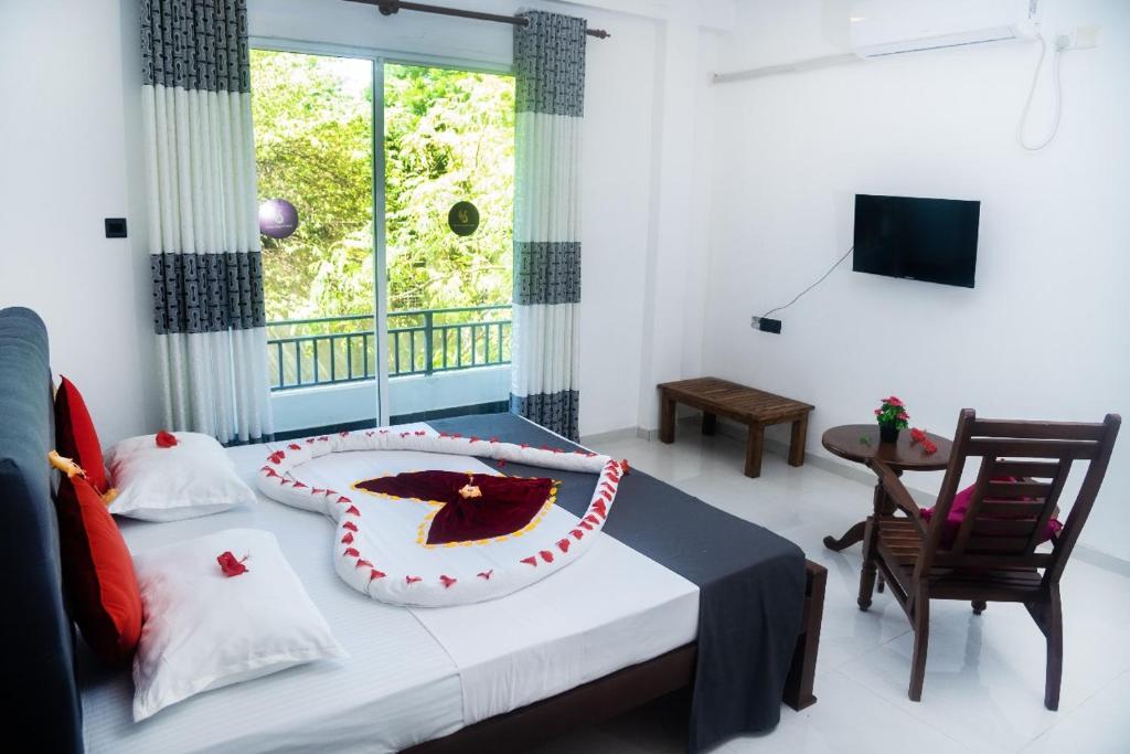 蒂瑟默哈拉默Hotel Sapid Luck Yala Safari的一间卧室,配有一张床铺,上面有蛋糕