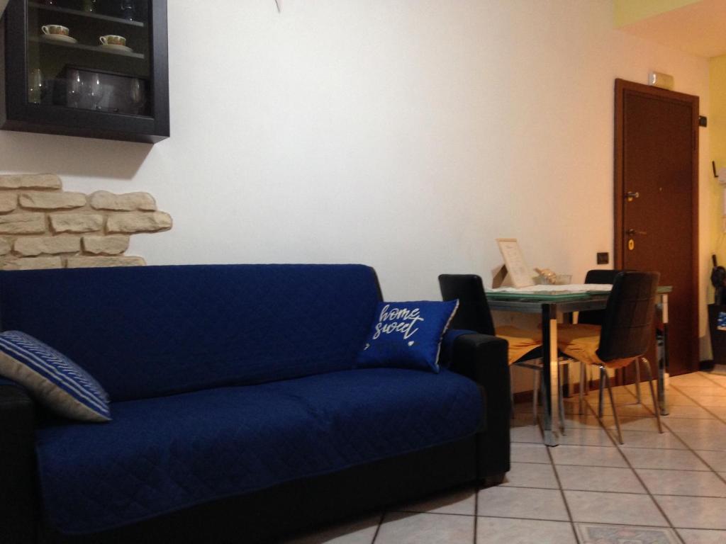 布雷索Intero appartamento a Nord di Milano的客厅配有蓝色的沙发和桌子
