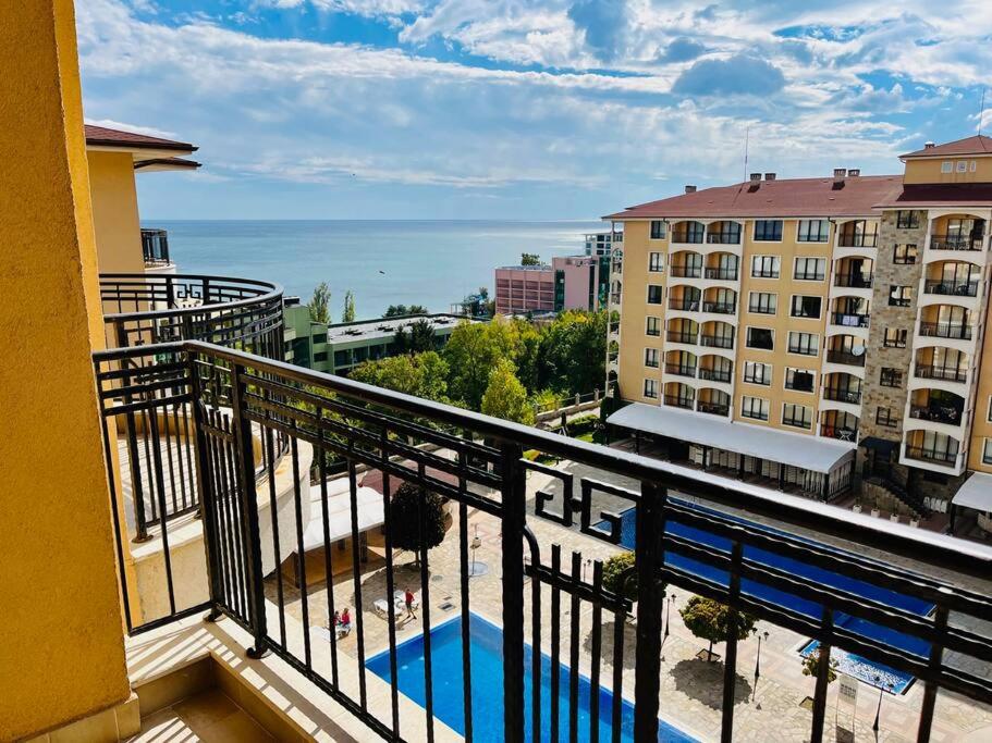 金沙Apartment Golden Sands and Black Sea, Varna的海景阳台