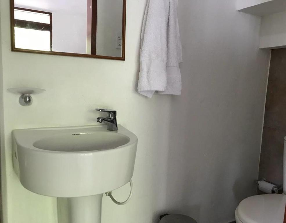 圣玛尔塔Cabañas Don Rafa Santa Marta的一间带水槽、镜子和卫生间的浴室