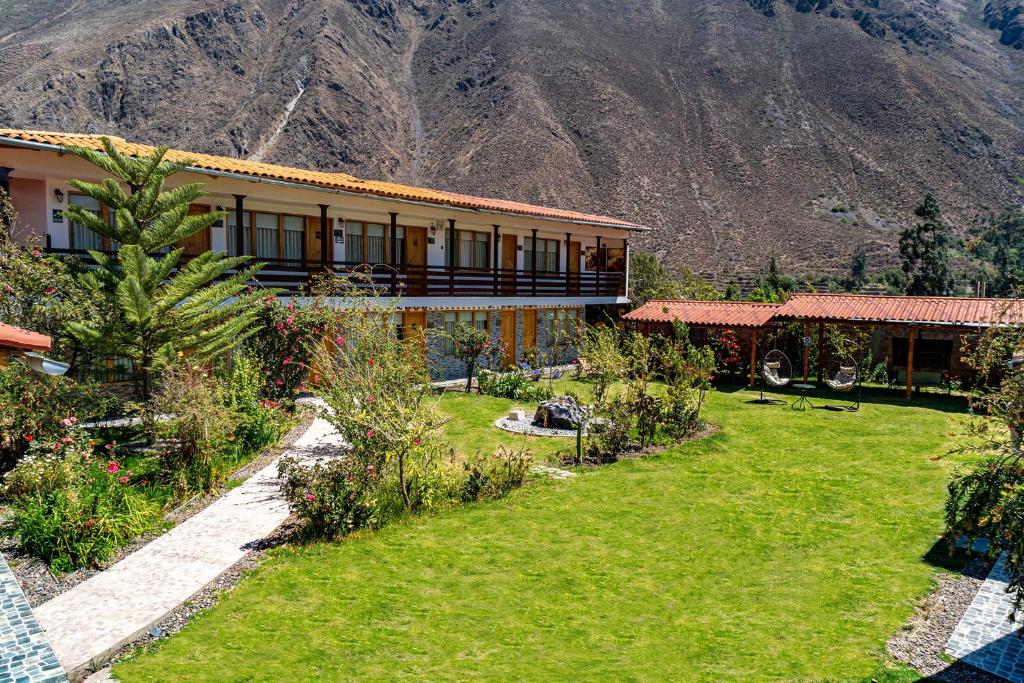 奥兰太坦波提拉加圣谷酒店的山前带花园的房子