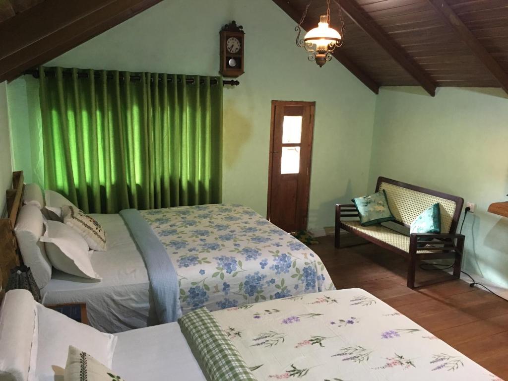 RangalaThe Vintage Villa - Knuckles的绿窗帘间内的两张床