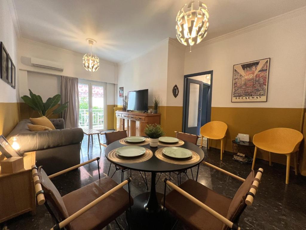 雅典Athenian Vintage Style 2 bdr apartment的客厅配有桌椅