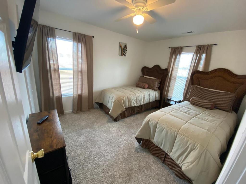 诺福克The Chesapeake Gray的一间卧室配有两张床和吊扇