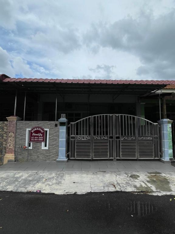 马六甲Homestay ShimahJay Telok Mas Melaka的一座建筑,上面有门标