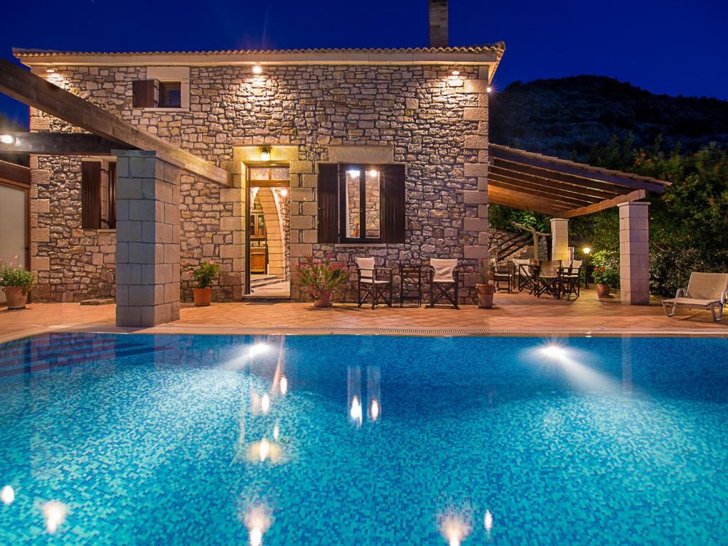 法拉萨纳Falasarna Villas的别墅前设有游泳池