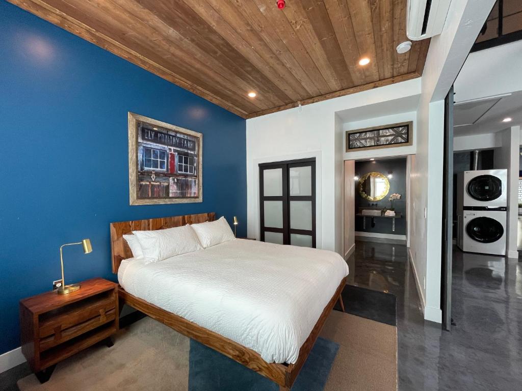 佩塔卢马Petaluma Warehouse Lofts unit E的一间卧室设有一张床和蓝色的墙壁