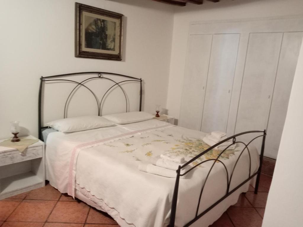福利尼奥Camera Vacanze Lusitana C的一间带白色床和金属框架的卧室