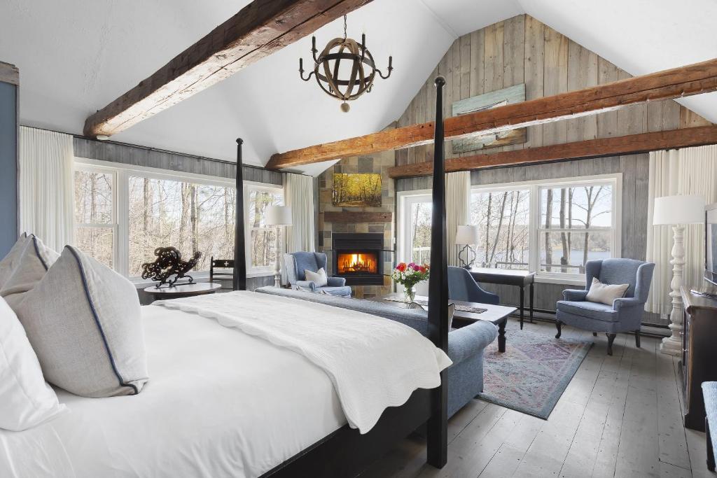 北哈特利Manoir Hovey, Relais & Châteaux的一间卧室设有一张大床和一个壁炉