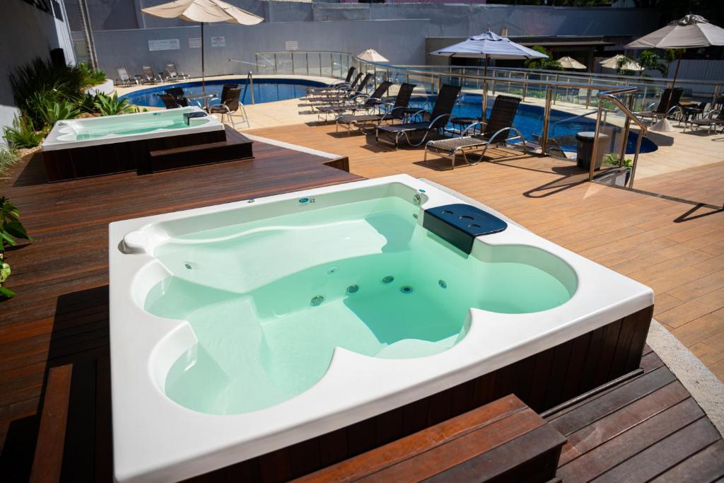 伊瓜苏福斯假日酒店的游泳池旁甲板上的按摩浴缸