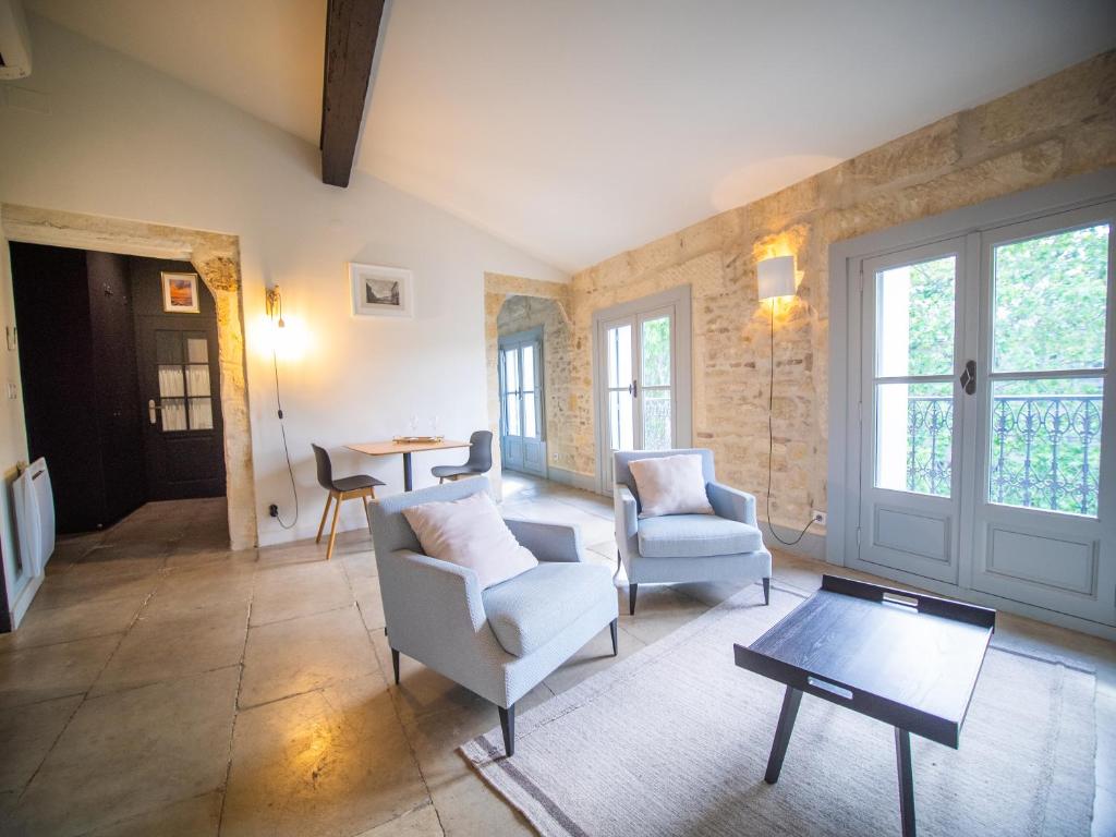 蒙彼利埃Le Platane de la canourgue的客厅配有两把椅子和一张桌子