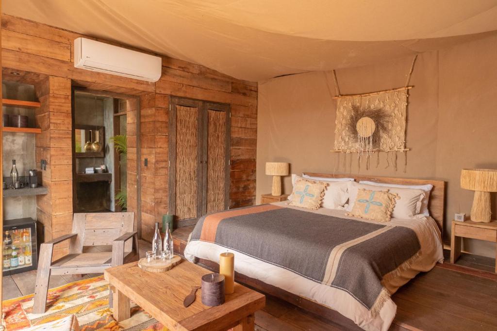 奥尔沃克斯岛Nomade Holbox的一间卧室配有一张床和一张桌子