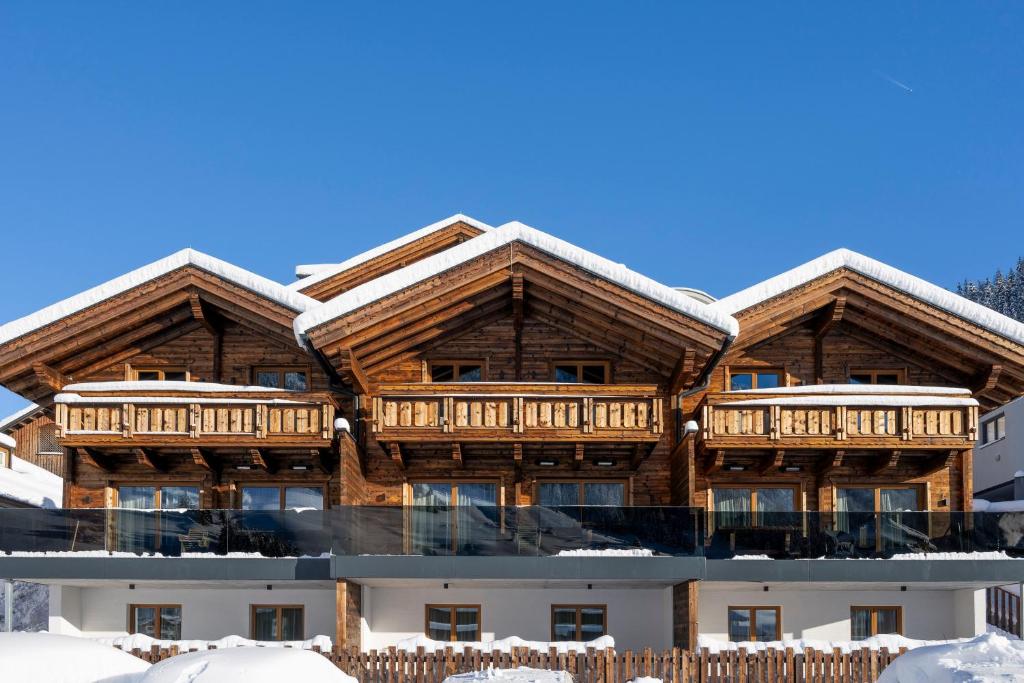 伊施格尔Luf Lodges的屋顶上积雪的木屋