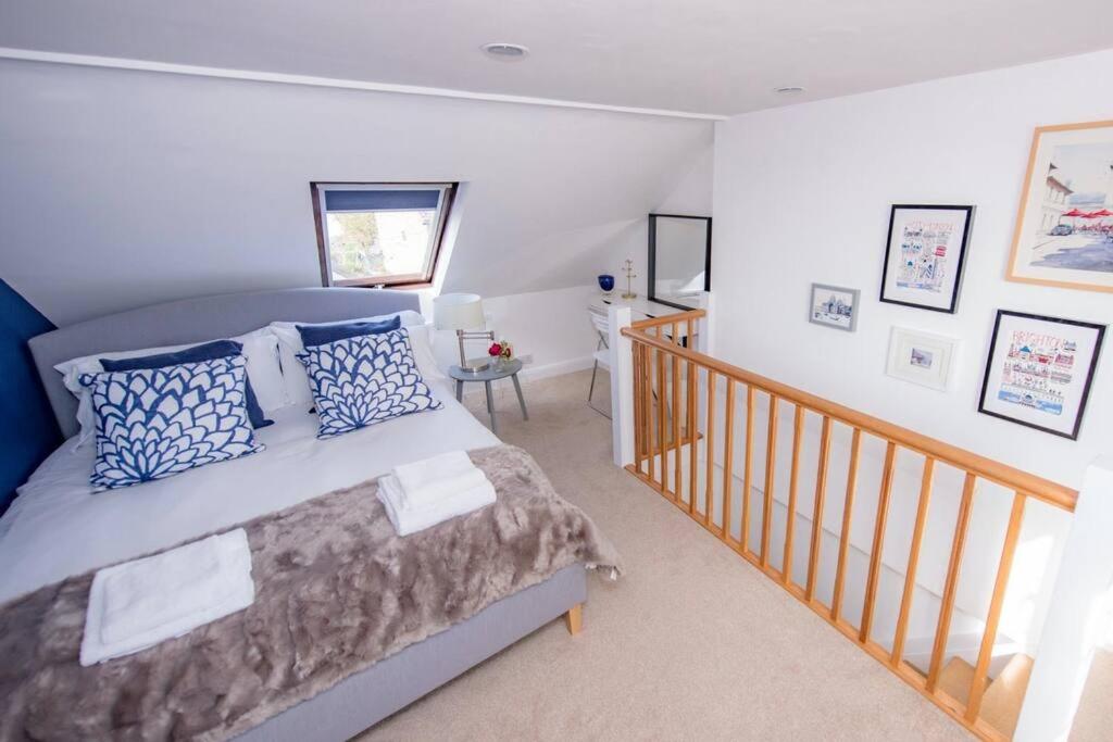 ChestertonMidsummer Cottage Cambridge的一间卧室配有一张带蓝色和白色枕头的床