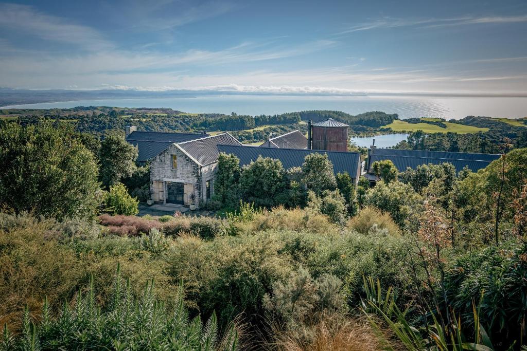 Te AwangaRosewood Cape Kidnappers的树木茂密的山丘上房屋的空中景观