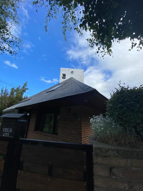 圣卡洛斯-德巴里洛切Casa centro Bariloche的砖房的黑色屋顶,有窗户