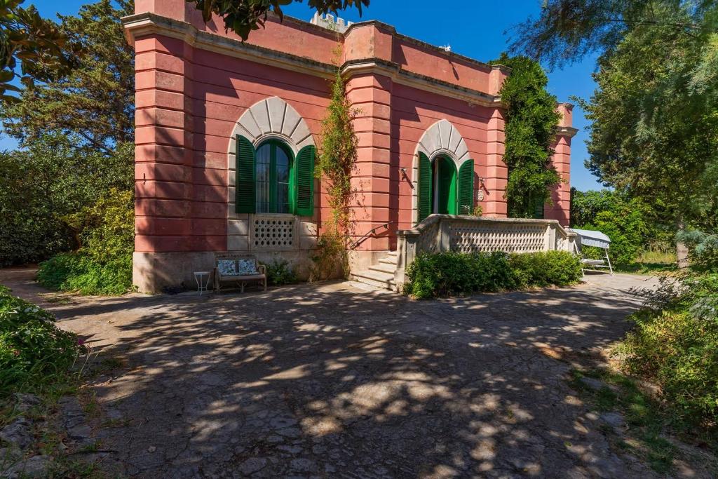 库特罗菲安诺Villa Sirgole 1897的前面有长凳的砖砌建筑