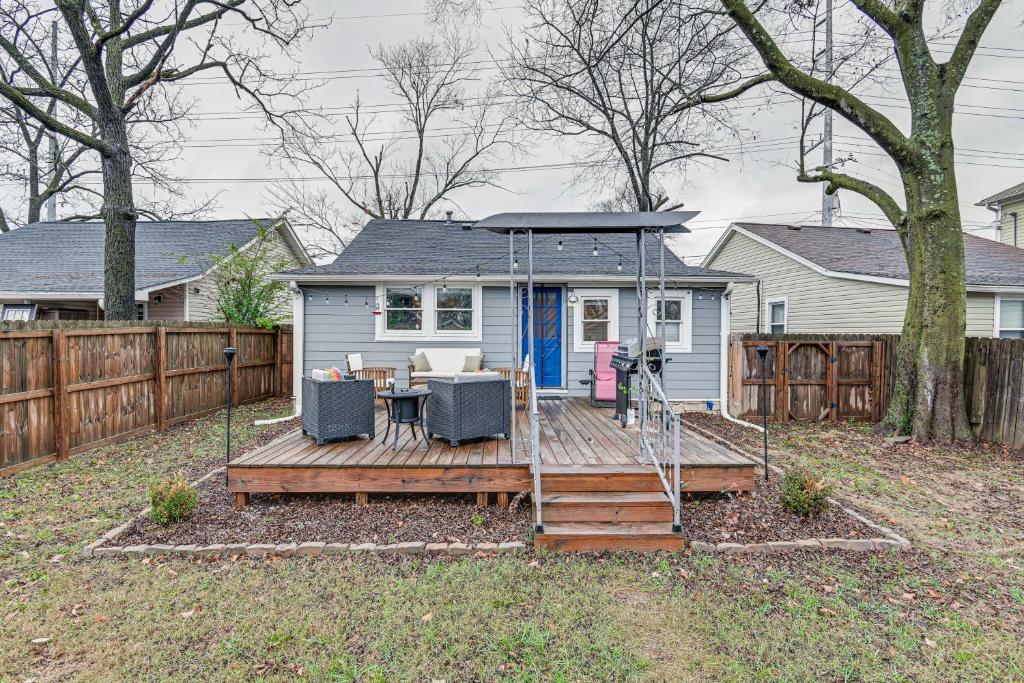 纳什维尔Charming Nashville Home with Fire Pit, Indoor Sauna!的房屋设有1个带桌椅的甲板