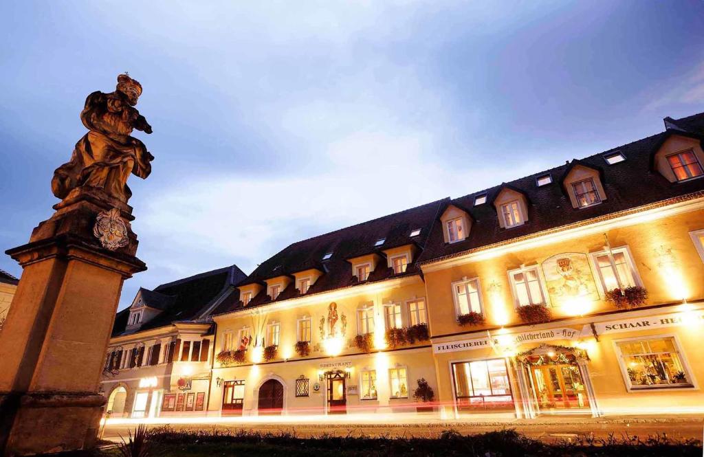 施泰因茨斯奇切尔兰德霍夫酒店的一座大建筑,前面有雕像