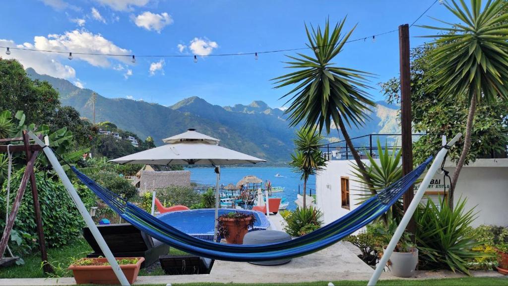 圣佩德罗拉拉古纳LA VILLA by luxury Attilan的吊床享有大海和山脉的美景