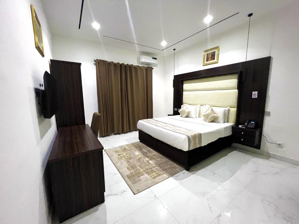 莱基Riviera Hotel, Apartments & Resorts的一间卧室配有一张床和一台电视