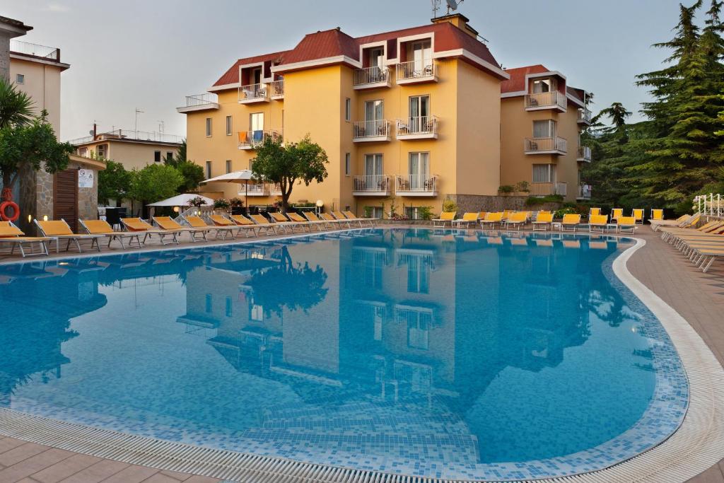 索伦托Grand Hotel Parco del Sole - All Inclusive的酒店前的游泳池