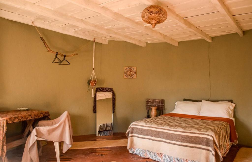 圣佩德罗拉拉古纳Bambuddha - Garden Suite at Lakehouse的一间卧室设有一张床和木制天花板